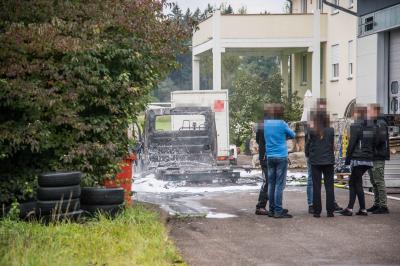 Adelberg: Sprinter brennt komplett aus auf Firmengelaende